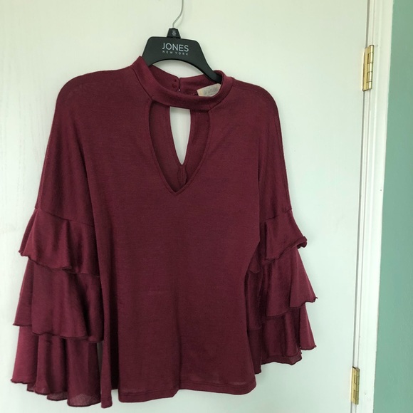 Wine 🍷 colored bell sleeve top - Picture 2 of 8